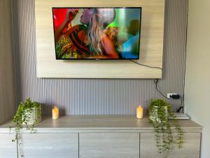 uma TV de tela plana em cima de uma cômoda em Soulful Stay Phuket -Distant Seaview and Mountain View Retreat, Patong em Patong Beach