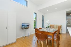 Un comedor con mesa y sillas en Modern Riverwood Home with Parking & Easy Access, en Riverwood