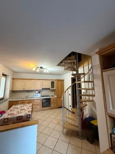 a kitchen with a spiral staircase in a room at Villetta con giardino in Doues