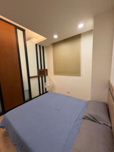 ein Schlafzimmer mit einem großen Bett in einem Zimmer in der Unterkunft 東印象 in Hsin-kuang