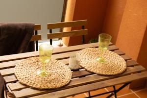 Dos cestas de paja sobre una mesa de madera en Confortable apartamento con garaje en Aguadulce, en Roquetas de Mar