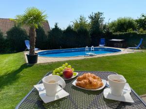 La alberca dentro o cerca de Komfortný apartmán so záhradou a súkromným parkoviskom - 24h self check-in