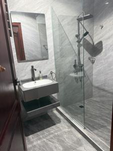 un bagno con lavandino e doccia di Decent One Bedroom Apartment at Tantra Hills a Tantra Hill