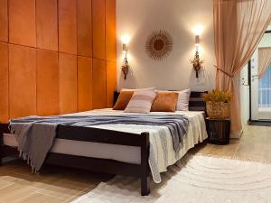 een slaapkamer met een groot bed met oranje muren bij Bohemian Rust in Chişinău