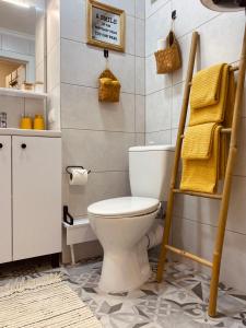 een badkamer met een toilet en een handdoekenrek bij Bohemian Rust in Chişinău