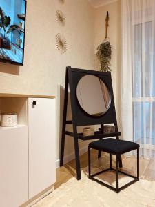 een spiegel op een stoel in een kamer bij Bohemian Rust in Chişinău