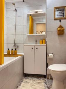 een badkamer met een wastafel, een toilet en een bad bij Bohemian Rust in Chişinău +15 foto's