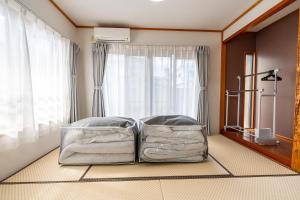 北谷町にあるKomachi Houseの窓際の部屋