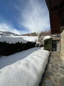a snow covered walkway in front of a house at Villetta con giardino in Doues