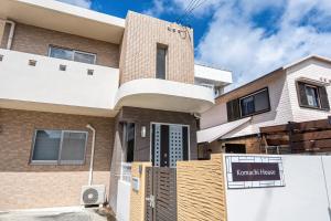 北谷町にあるKomachi Houseの前に看板がある家