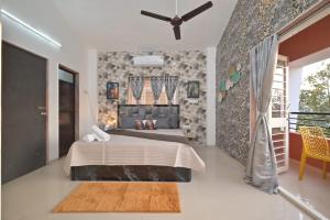 Ένα ή περισσότερα κρεβάτια σε δωμάτιο στο ll EMPYREAN STAY ll COUPLE HOUSE ll 2BHK VILLA ll MALAVALI ll FREE WIFI ll