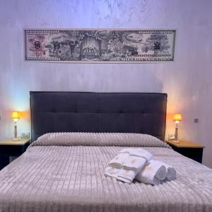 ein Schlafzimmer mit einem Bett mit zwei Handtüchern darauf in der Unterkunft Suite sogni di lago Lecco, Como in Malgrate + 19 Fotos