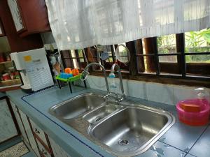 O bucătărie sau chicinetă la Delima Guest House Kangkar Pulai +74 fotografii