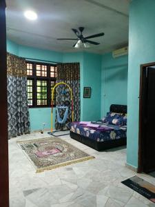 Un pat sau paturi într-o cameră la Delima Guest House Kangkar Pulai