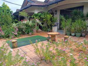 O grădină în afara Delima Guest House Kangkar Pulai