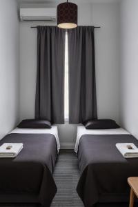 CollieThe Colliefields Hotel的有窗户的房间里有两张床