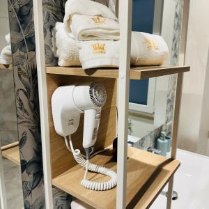 einen Fön auf einem Regal in einem Badezimmer in der Unterkunft Suite sogni di lago Lecco, Como in Malgrate