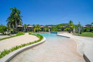 Πισίνα στο ή κοντά στο Bessa Living Luxury Studio Apartment 15 minutes from Ocho Rios