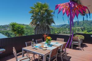 纳尔逊Aporo Nelson Holiday Home的观景甲板上的桌椅