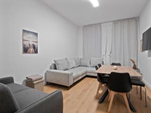 Neueröffnung - Haus Ysenburg - Wohnungen in zentraler Lage في كاسيل: غرفة معيشة بها أريكة وطاولة +18 صورة