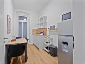 Neueröffnung - Haus Ysenburg - Wohnungen in zentraler Lage في كاسيل: مطبخ مع طاولة وثلاجة