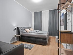 Neueröffnung - Haus Ysenburg - Wohnungen in zentraler Lage في كاسيل: غرفة معيشة مع سرير كبير في غرفة