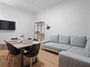 Neueröffnung - Haus Ysenburg - Wohnungen in zentraler Lage في كاسيل: غرفة معيشة بها أريكة وطاولة