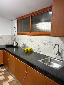 Kuchyň nebo kuchyňský kout v ubytování SurfN Tides by BHoomiKA