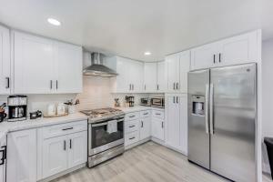 Η κουζίνα ή μικρή κουζίνα στο 493- Grandeur Family Home AC & Patio near Meta & Stanford