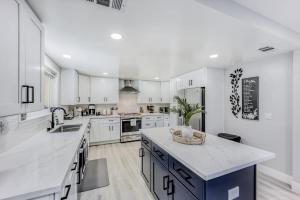 Η κουζίνα ή μικρή κουζίνα στο 493- Grandeur Family Home AC & Patio near Meta & Stanford