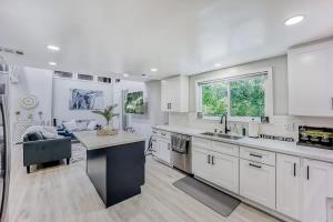 Η κουζίνα ή μικρή κουζίνα στο 493- Grandeur Family Home AC & Patio near Meta & Stanford