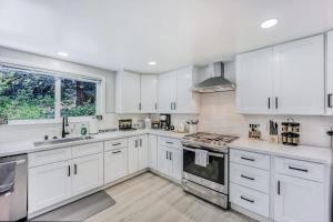 Η κουζίνα ή μικρή κουζίνα στο 493- Grandeur Family Home AC & Patio near Meta & Stanford +53 φωτογραφίες