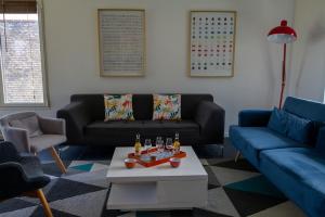ein Wohnzimmer mit Sofa und Tisch in der Unterkunft Jolie maison neuve PMR au port de l'Aberwrac'h in Landéda + 41 Fotos