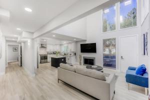 Μια τηλεόραση ή/και κέντρο ψυχαγωγίας στο 497-Upscale Family Home w AC & Patio near Meta & Stanford