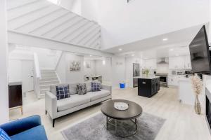 Μια τηλεόραση ή/και κέντρο ψυχαγωγίας στο 497-Upscale Family Home w AC & Patio near Meta & Stanford