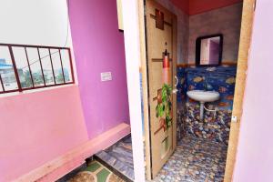 Arun Auro Residency في Kuilapayam: حمام مع حوض ومرحاض في الغرفة