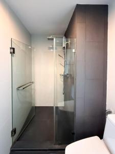 eine Glasdusche in einem Badezimmer mit Toilette in der Unterkunft 6th Avenue 2 bedroom in Surin Beach