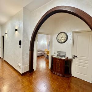 un arco in una stanza con un orologio sul muro di Suite sogni di lago Lecco, Como a Malgrate