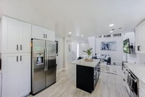 Η κουζίνα ή μικρή κουζίνα στο 2 Luxury Townhouses near Meta & Stanford - 493 & 497