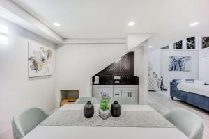 Η κουζίνα ή μικρή κουζίνα στο 2 Luxury Townhouses near Meta & Stanford - 493 & 497