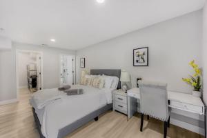 Ένα ή περισσότερα κρεβάτια σε δωμάτιο στο 2 Luxury Townhouses near Meta & Stanford - 493 & 497 +128 φωτογραφίες