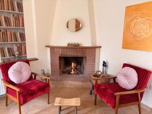 Un lugar para sentarse en The Lodge Kampi by Thea Suites 2 fotos más