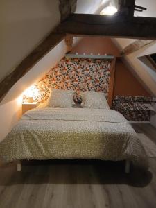 洛什Ma Maison Vigneronne的阁楼里有一张大床的卧室