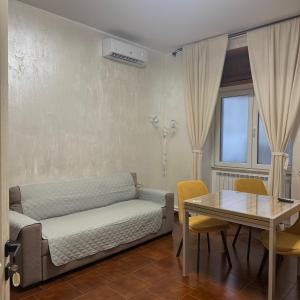 ein Wohnzimmer mit Sofa und Tisch in der Unterkunft Suite sogni di lago Lecco, Como in Malgrate