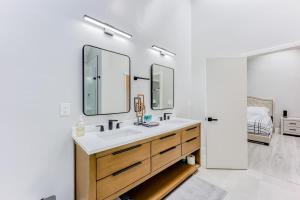 Ένα μπάνιο στο 4 Luxury Townhouses in Private Lot near Meta & Stanford