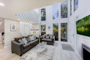 Χώρος καθιστικού στο 4 Luxury Townhouses in Private Lot near Meta & Stanford