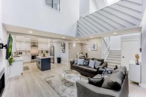 Χώρος καθιστικού στο 4 Luxury Townhouses in Private Lot near Meta & Stanford