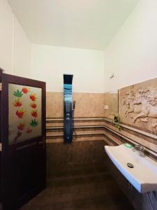 韦利格默Suzzi Villa的客房设有带水槽的浴室