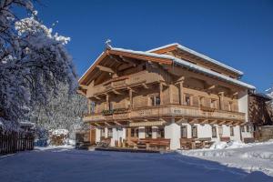 蒂罗尔-基希贝格Ferienhof Haindlbauer的一座大木屋,地面上积雪