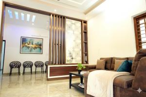 salon z kanapą, stołem i krzesłami w obiekcie PATHIRAMANAL Service Villas w mieście Alleppey
